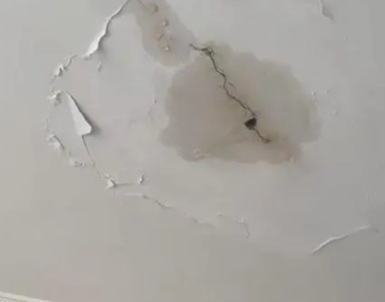 察哈尔右翼后阳台漏水维修公司分享下屋面防水工程质量问题原因分析